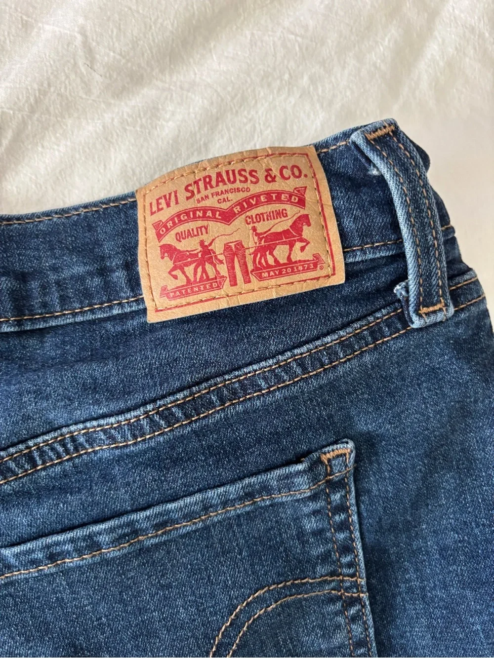 Levi Strauss & Co Dark Wash Denim Shorts Rolled Cuff Women's Size 32 - Picture 5 of 6